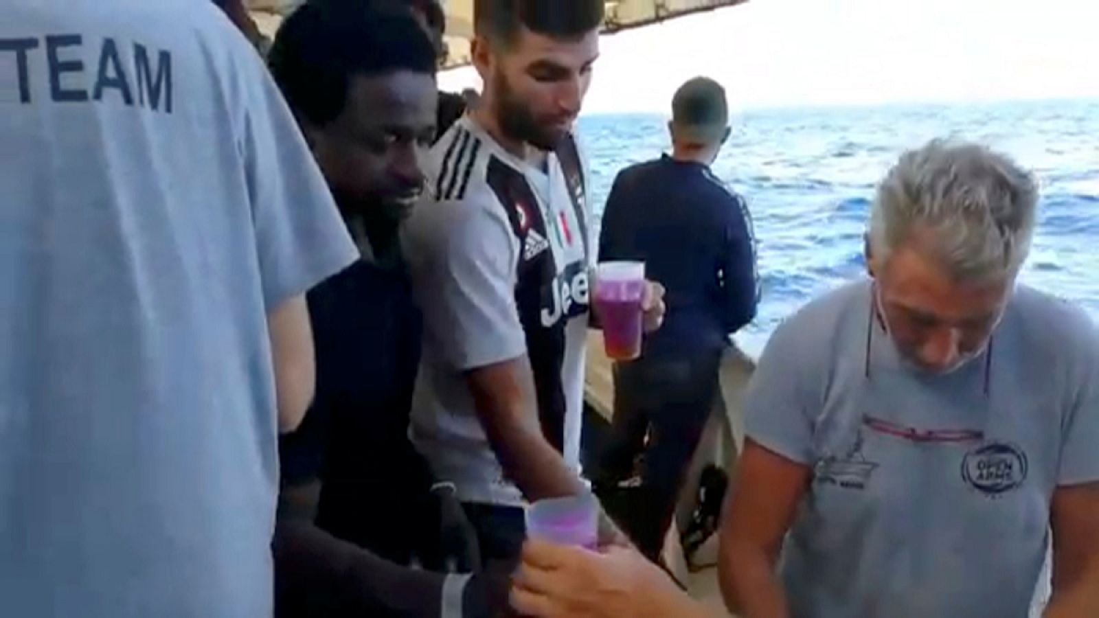 Telediario 1: El centenar y medio de migrantes rescatados del Open Arms resiste fondeado frente a Lampedusa | RTVE Play