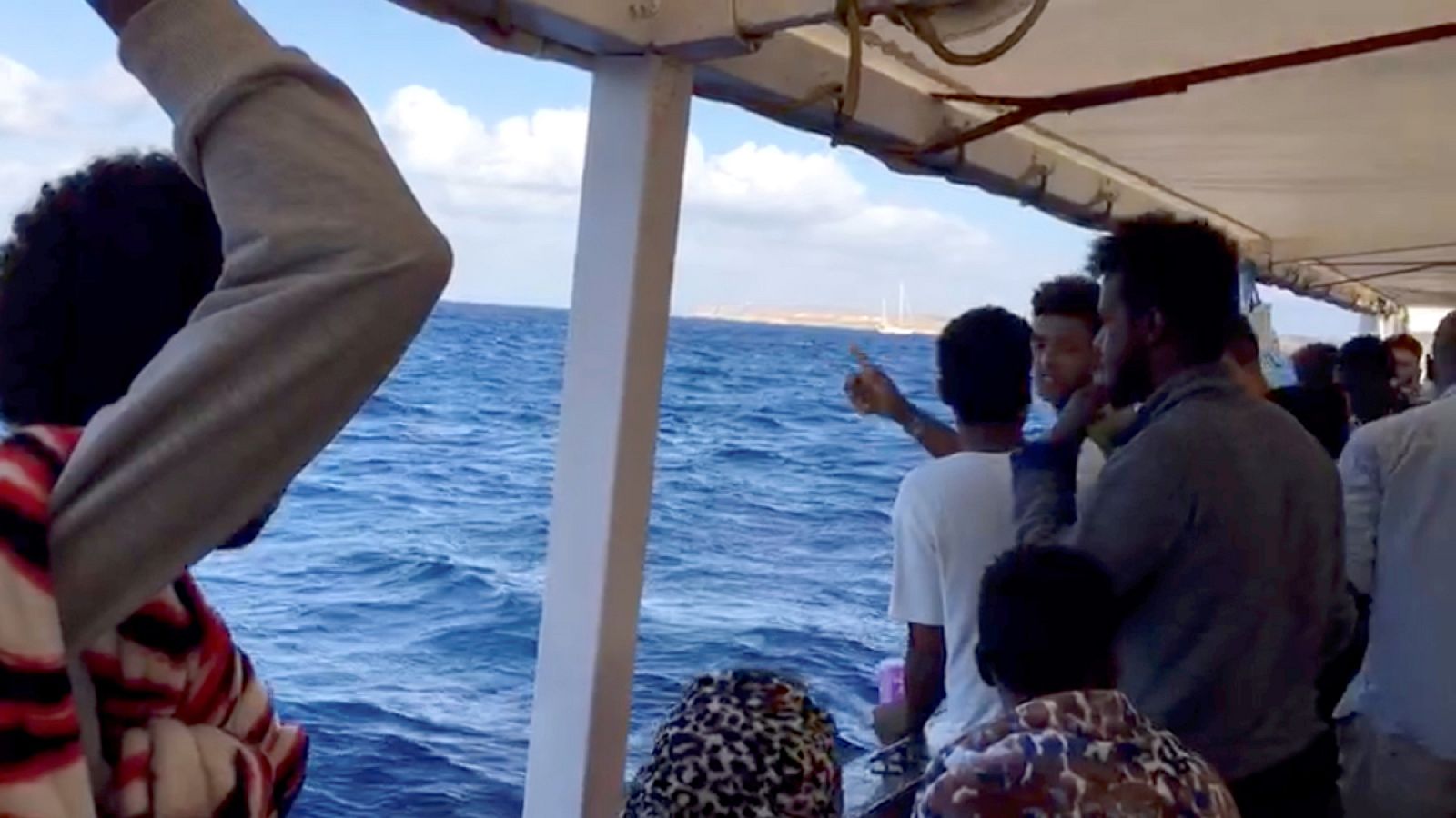 Bruselas negocia el reparto de los rescatados del Open Arms, que aguarda fondeado en aguas italianas | Ver