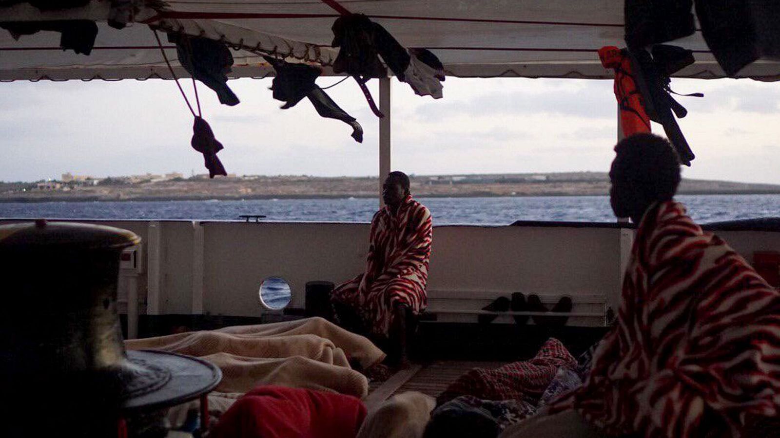 Open Arms: Autorizan la evacuación a Lampedusa de nueve personas del Open Arms "por causas psicológicas" - RTVE.es
