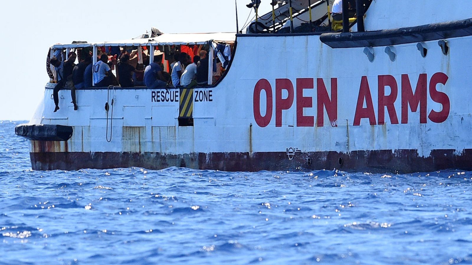 La desesperación cunde en el Open Arms al permanecer bloqueado frente a Lampedusa