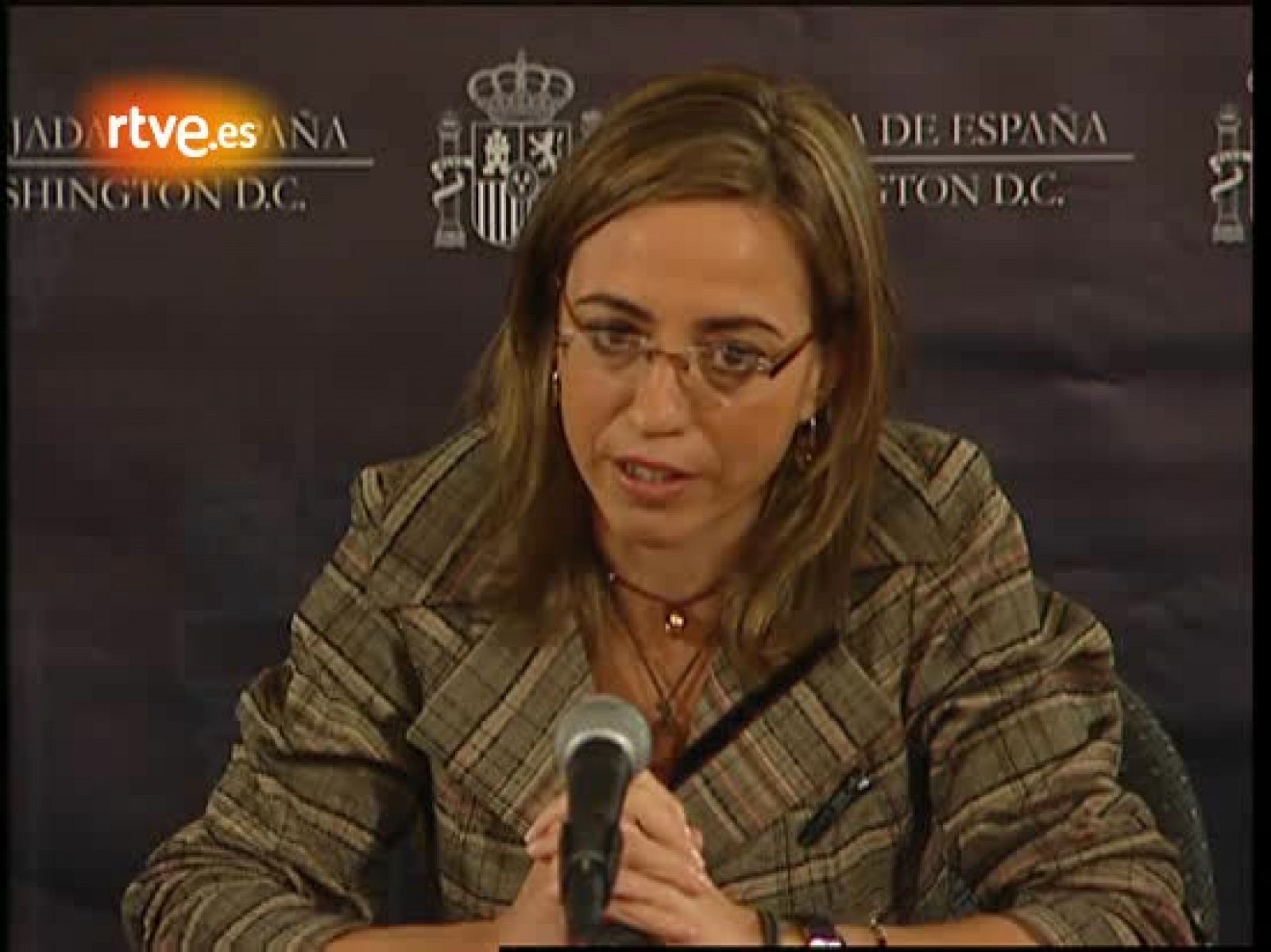 La ministra de Defensa, Carme Chacón, agradece a Alberto Saiz su trabajo al frente del CNI