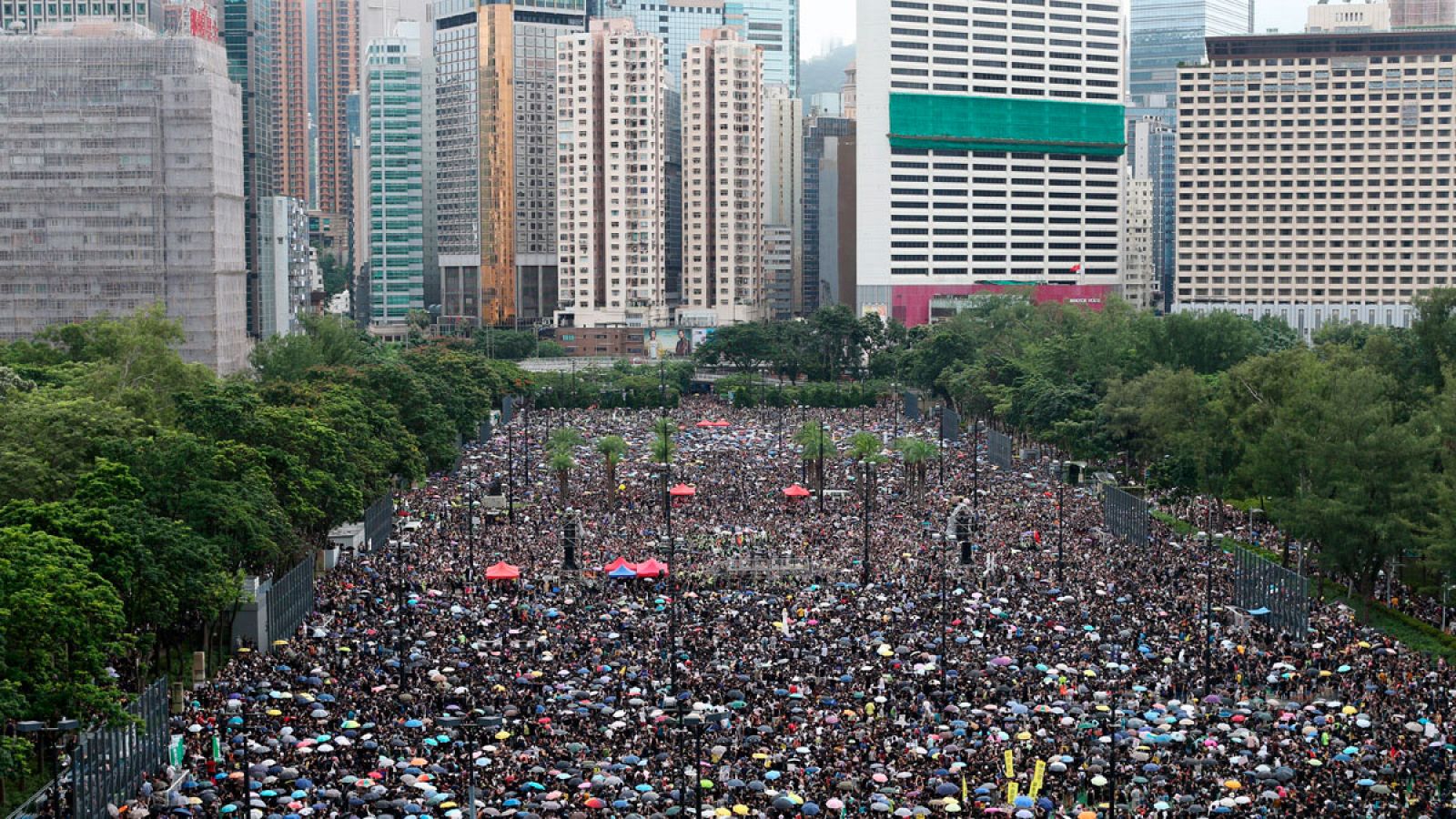 Hong Kong: Miles de personas se manifiestan a pesar de las advertencias de China