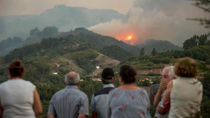 Miles de evacuados por el fuego de Gran Canaria