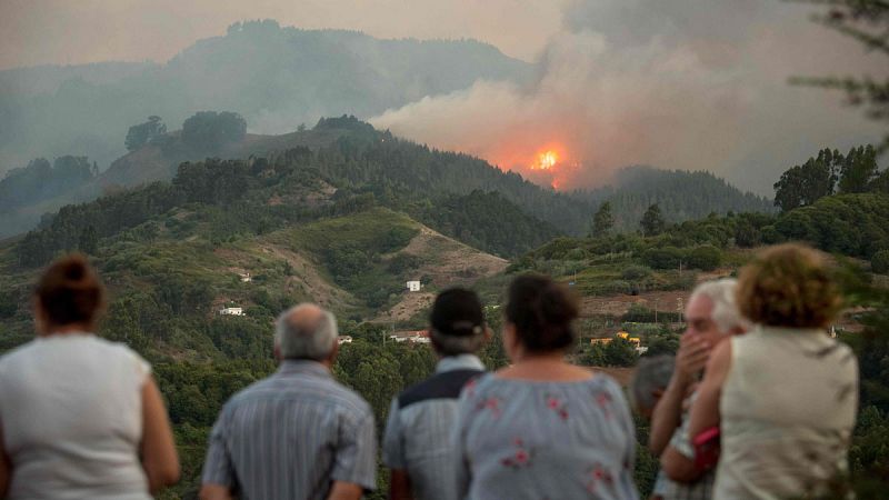 Unas 8.000 personas han sido evacuadas ya de poblaciones de la cumbre y el norte de Gran Canaria como consecuencia del incendio forestal que se declaró el sábado en un barranco del municipio de Valleseco y que en cuanto amanezca en la isla combatirán