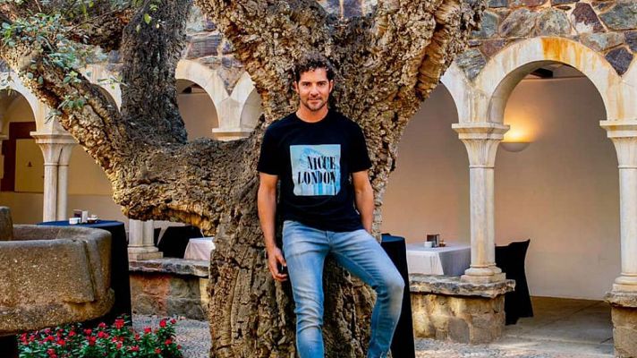 David Bisbal se baña con los delfines... ¡y su sirena!