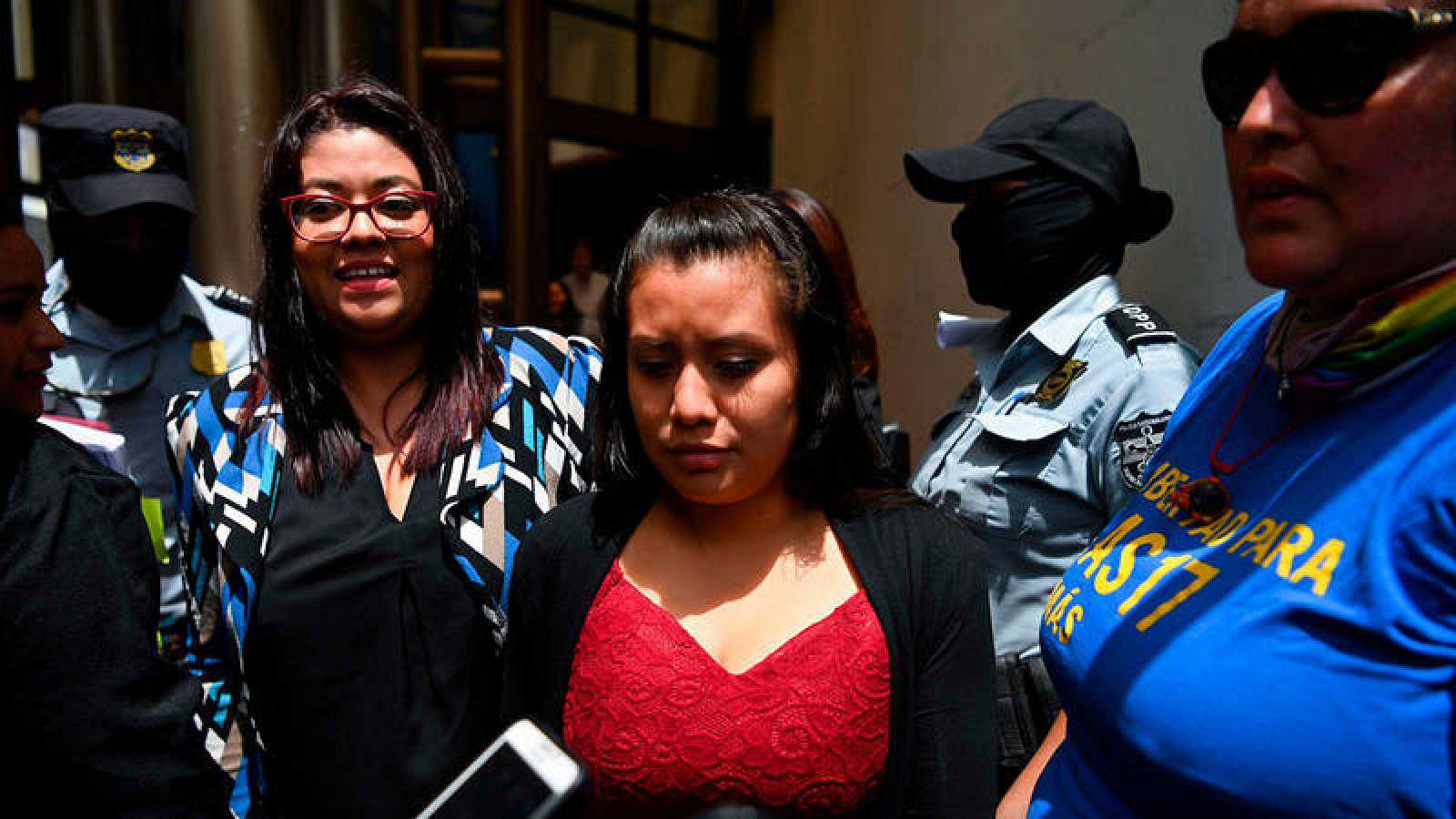 La salvadoreña Evelyn Hernández, absuelta de homicidio agravado por su supuesto aborto