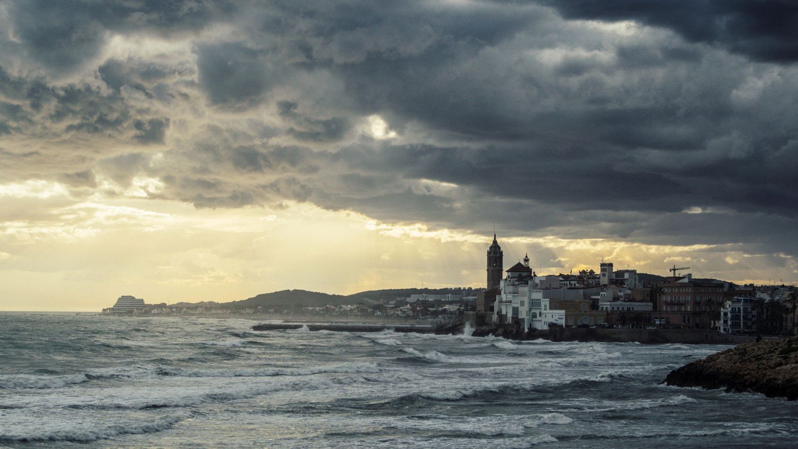El tiempo: Precipitaciones en el nordeste y este peninsulares y viento en Canarias  | RTVE Play
