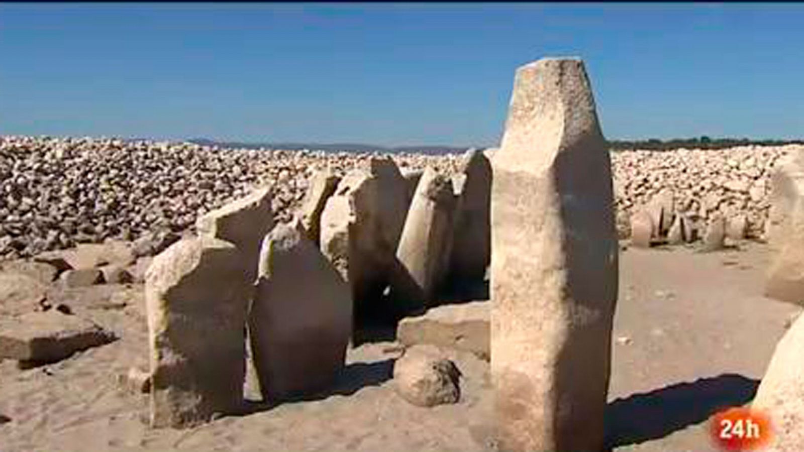 El dolmen de Guadalperal, al descubierto por la bajada del nivel de las aguas del Tajo