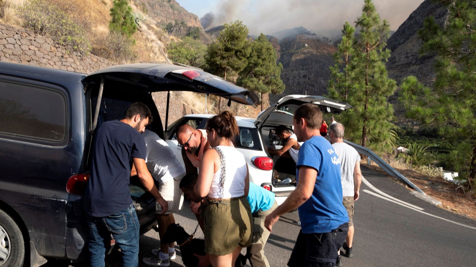 Telediario 1: Nueve mil personas evacuadas en Gran Canaria por un incendio "incontrolable" | RTVE Play