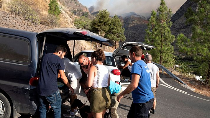 Nueve mil personas evacuadas en Gran Canaria por un incendio "incontrolable"