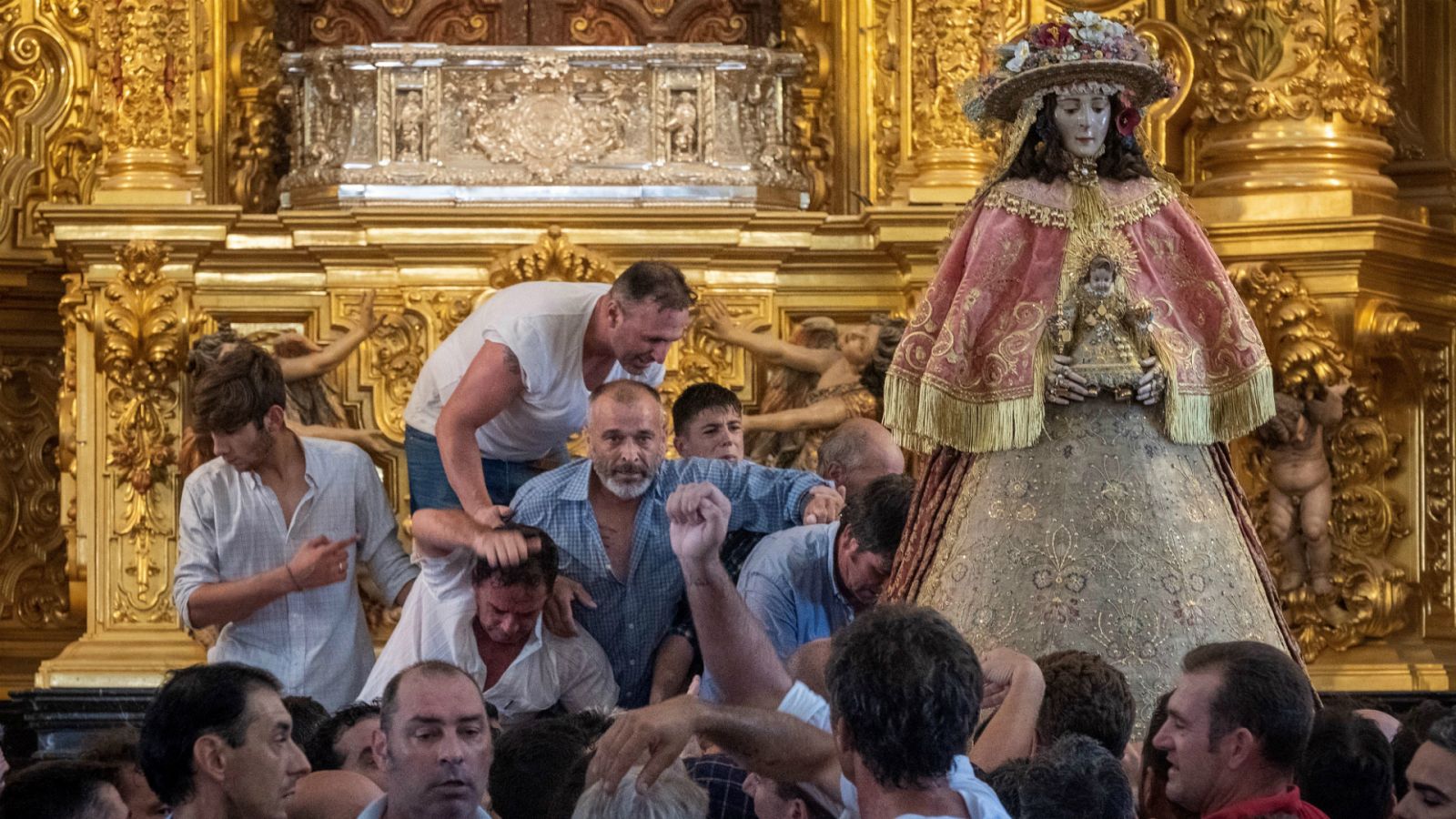 La mañana - La Virgen del Rocío sale de su ermita para "El Rocío chico"