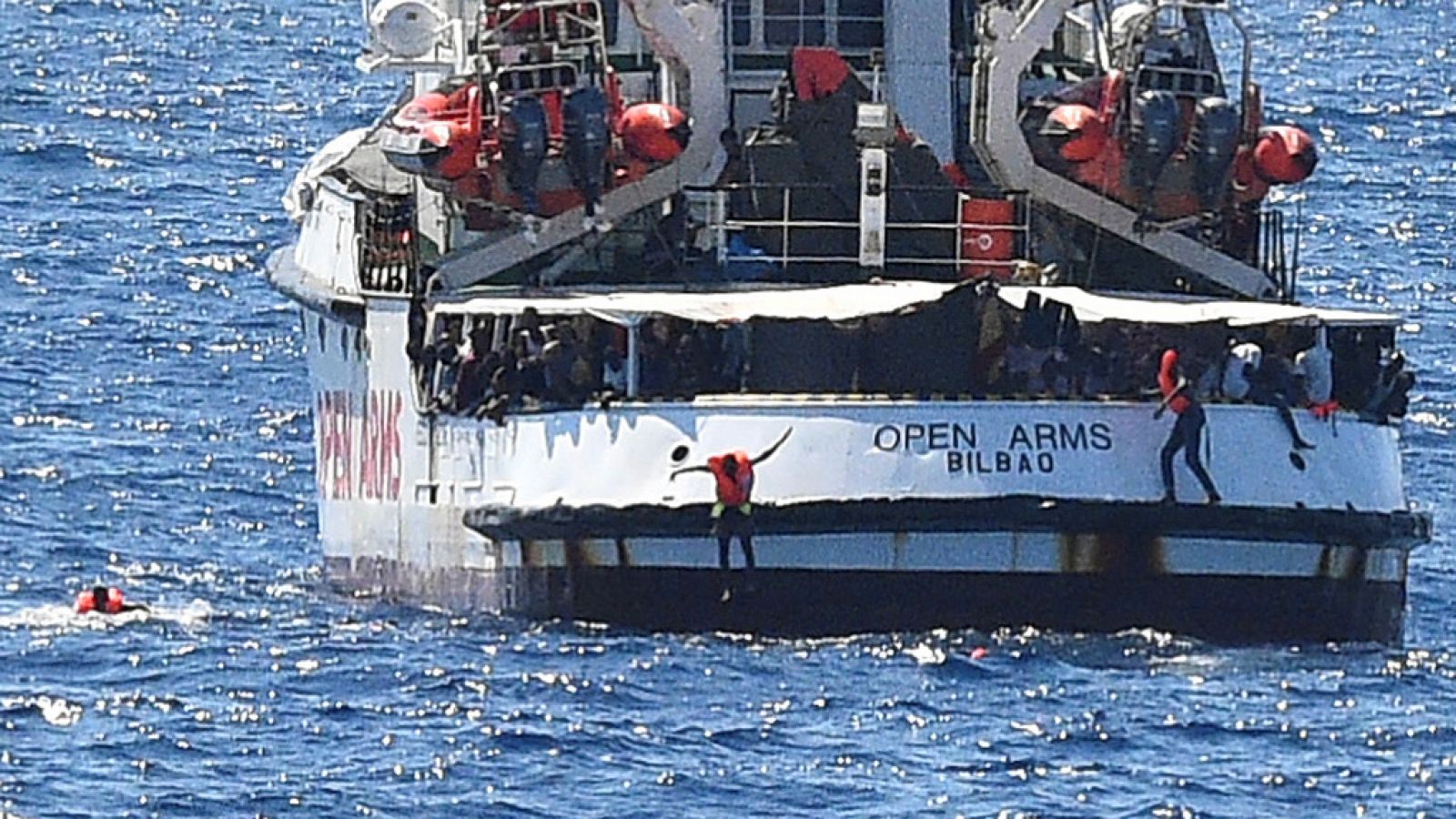 Informativo 24h: Al menos una docena de migrantes del Open Arms se lanzan al mar | RTVE Play