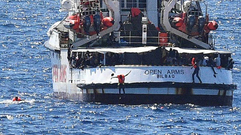 Al menos una docena de migrantes del Open Arms se lanzan al mar