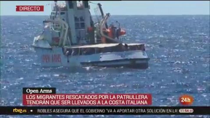 La guardia costera italiana rescata a los que se arrojan al 