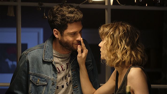 Servir y proteger - Álvaro y Silvia se tropiezan con una puerta