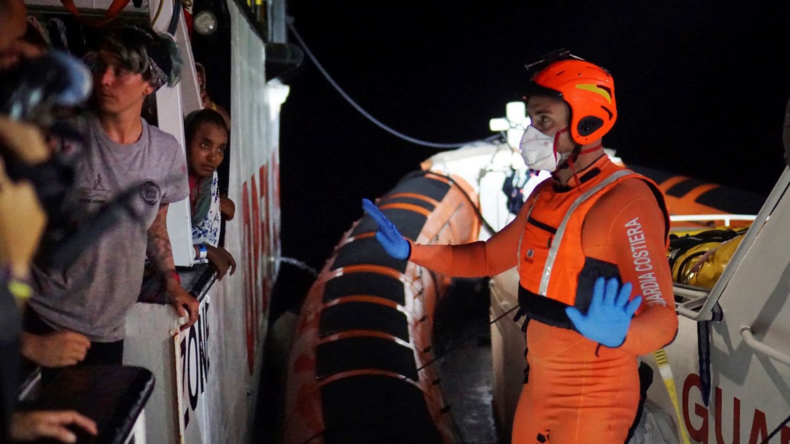 Se reproducen los ataques de pánico y nervios entre los migrantes a bordo del Open Arms