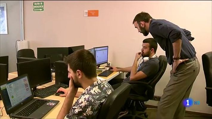 Telediario 1 - Los sindicatos denuncian el uso de los becarios para sustituciones laborales