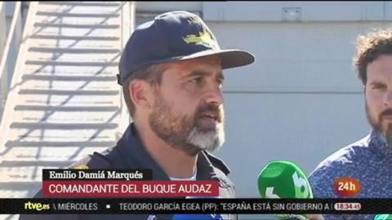 El comandante del Audaz asegura que tardarán tres días en llegar a Lampedusa y allí recibirán órdenes