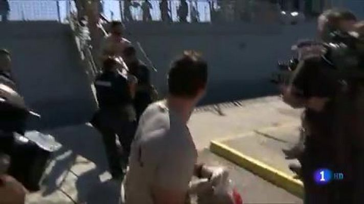 Un buque de la Armada parte hacia Lampedusa