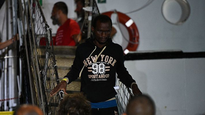 Informativo 24h - El Open Arms atraca en el puerto de Lampedusa por orden  de la fiscalía entre aplausos de alegría