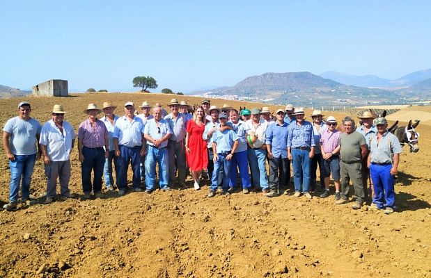 Aquí la Tierra - Clase teórica y práctica de arado