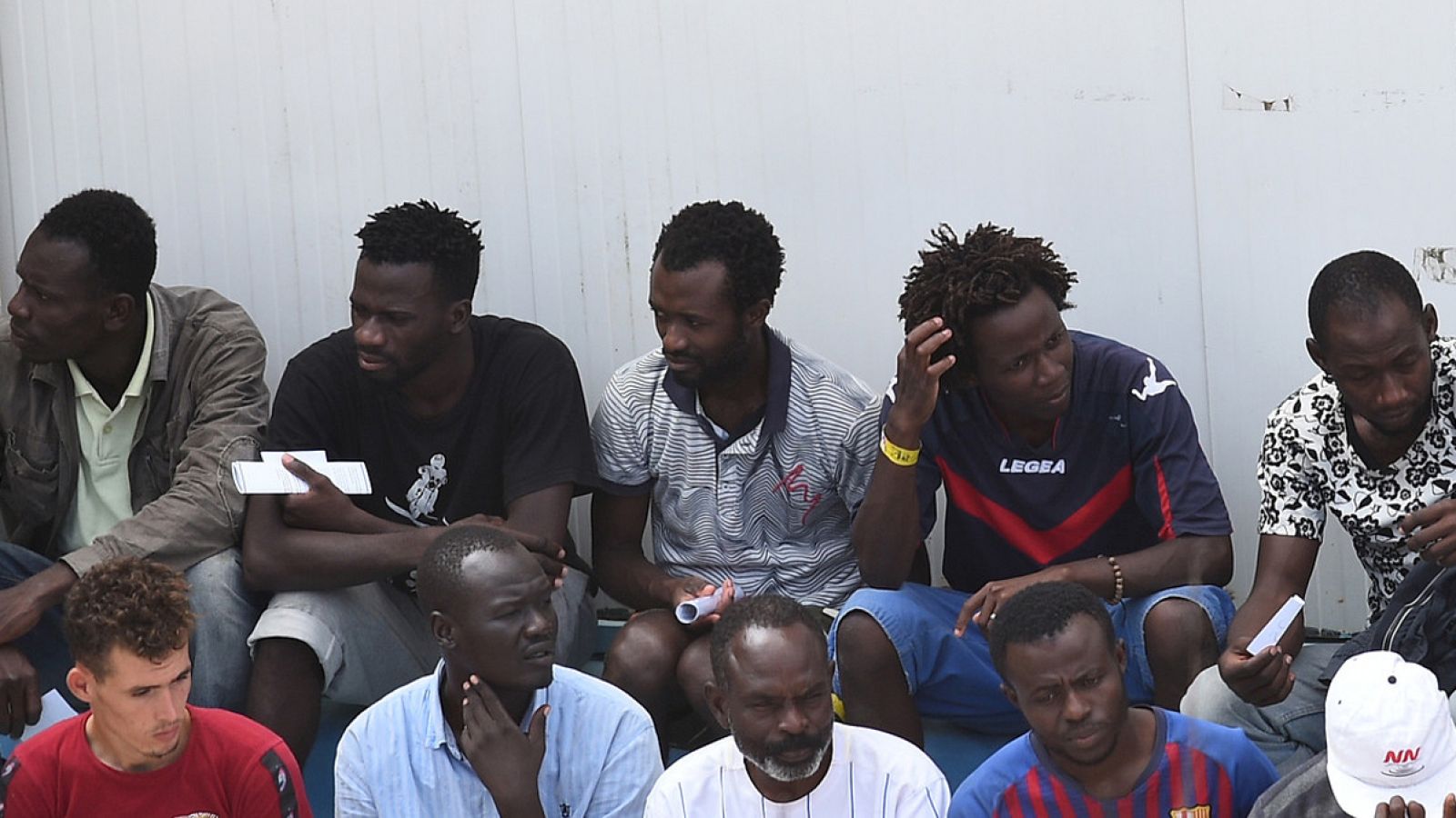 Los migrantes del Open Arms pasan su primera noche en tierra