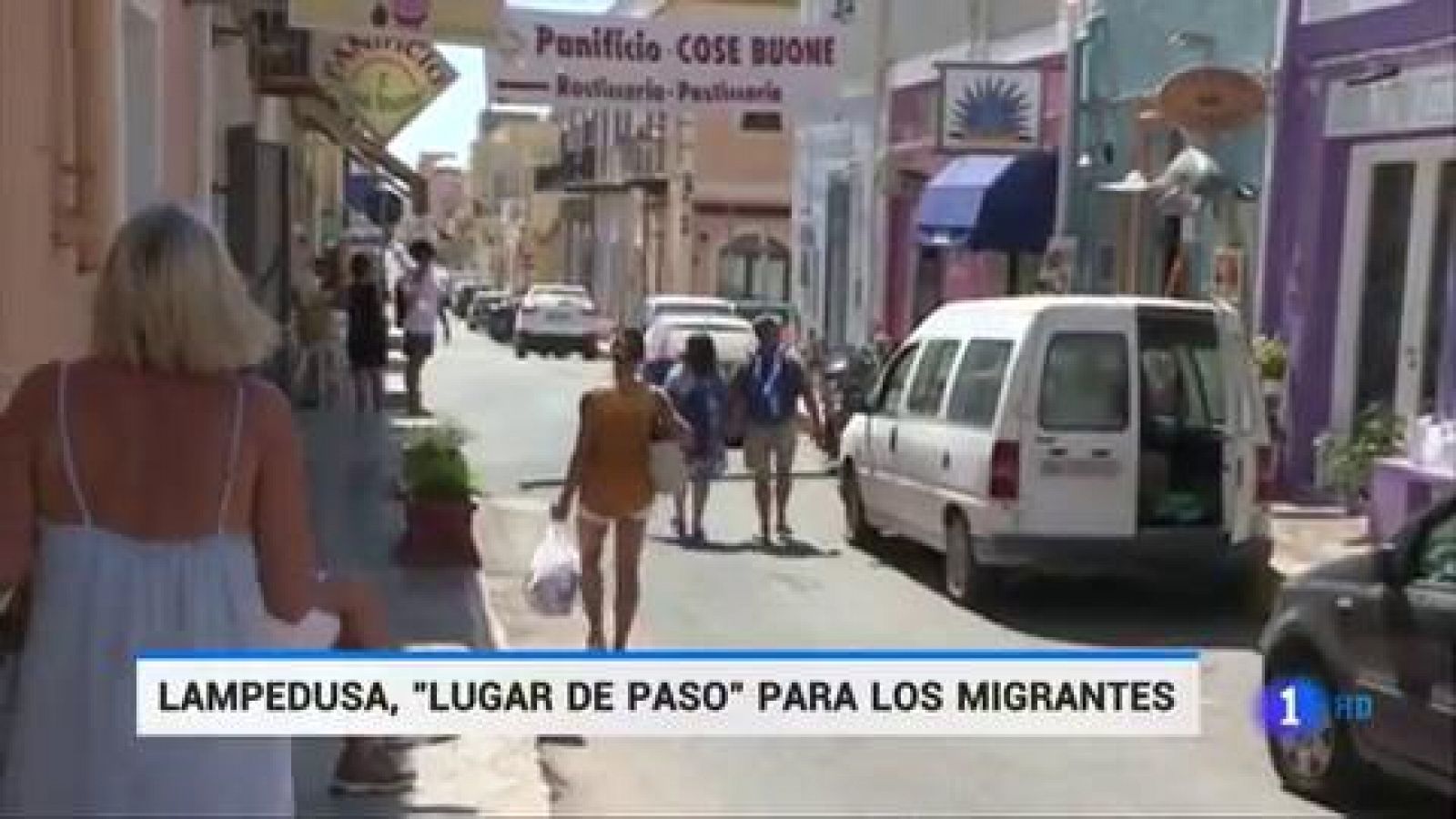 Lampedusa, lugar de paso de los migrantes que se mezclan con los turistas 