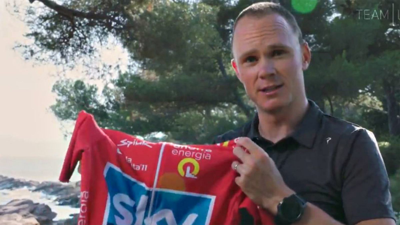 El ciclista británico, convaleciente aún de su lesión, ha podido recibir el maillot de líder que le corresponde después del positivo de Juanjo Cobo.