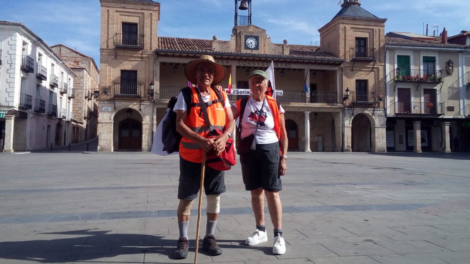 La mañana - Juan y Caty, 120 kilómetros a pie en señal de protesta por Soria - RTVE.es