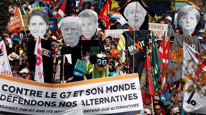 Miles de personas se manifiestan en protesta por la cumbre del G7