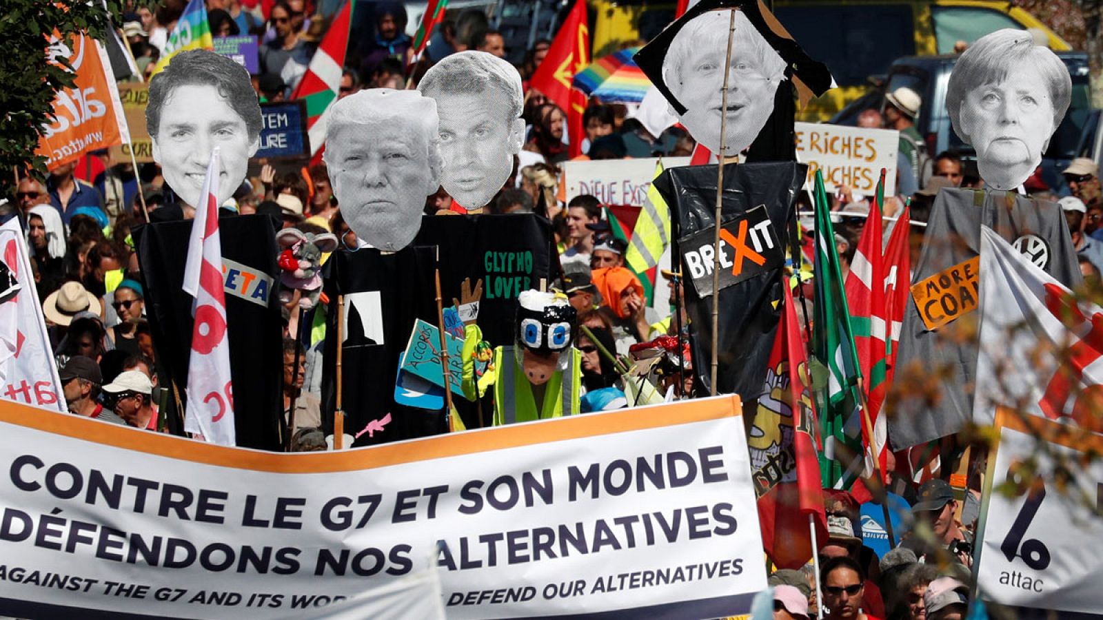 Miles de personas se manifiestan en protesta por la cumbre del G7