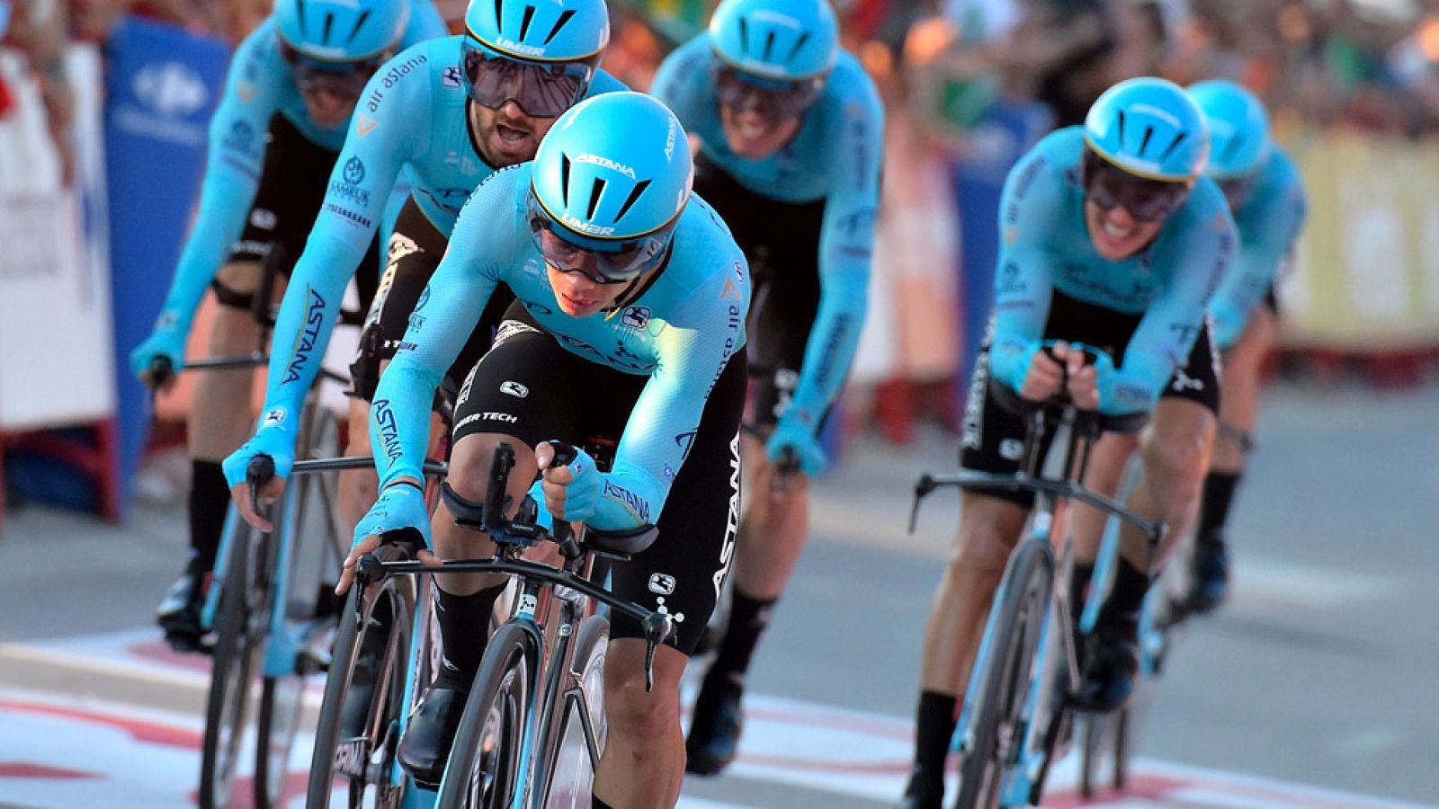 El colombiano Miguel Ángel "Supermán" López es el primer líder de la Vuelta a España 2019 tras el triunfo de su equipo, el Astana, en la contrarreloj inaugural de 13,4 kilómetros disputada entre las Salinas de Torrevieja y el centro de dicha localida