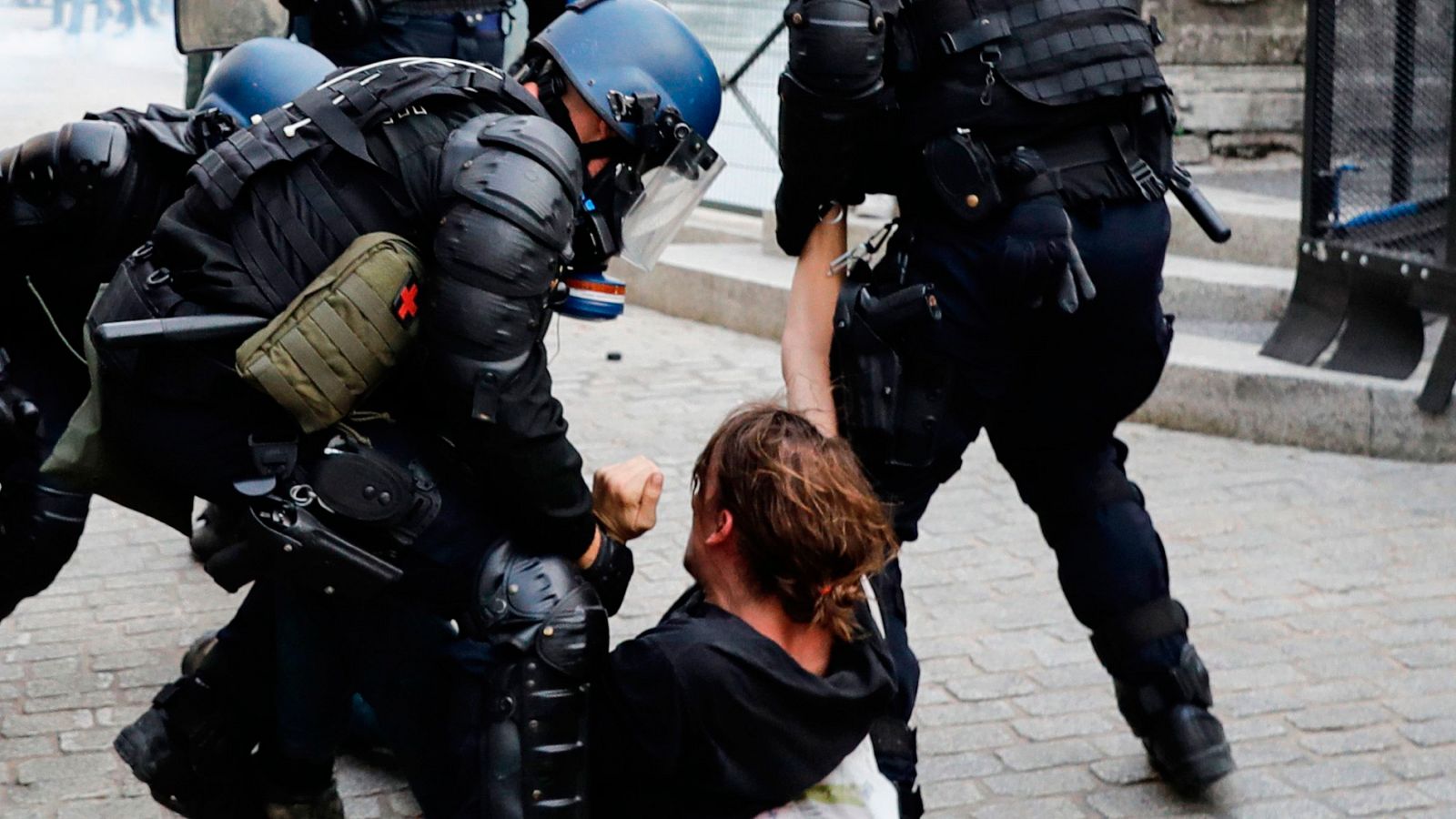 Telediario 1: Manifestantes contra la cumbre del G7 se enfrentan a la policía en Bayona | RTVE Play