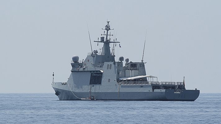 El Audaz pasa su segunda noche fondeado frente al puerto de Lampedusa