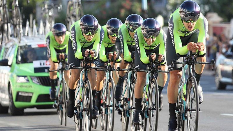 Nervios y tensión en la primera etapa de la 74ª edición de la Vuelta ciclista a España 2019.