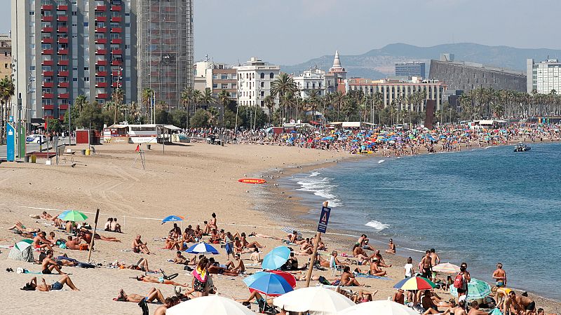 Un agente del GEAS de la Guardia Civil descubre una bomba antigua sumergida en una playa de Barcelona