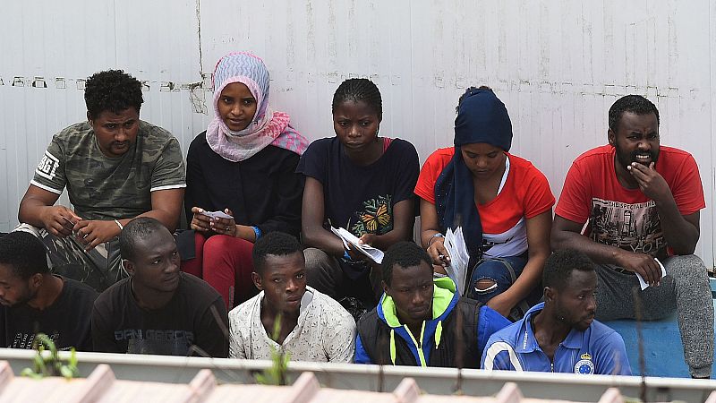 Los migrantes del Open Arms siguen a la espera del traslado