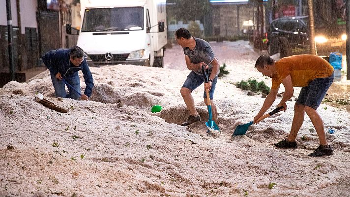 Telediario 1 - Una fuerte tormenta causa inundaciones y cortes en las carreteras y el metro de Madrid