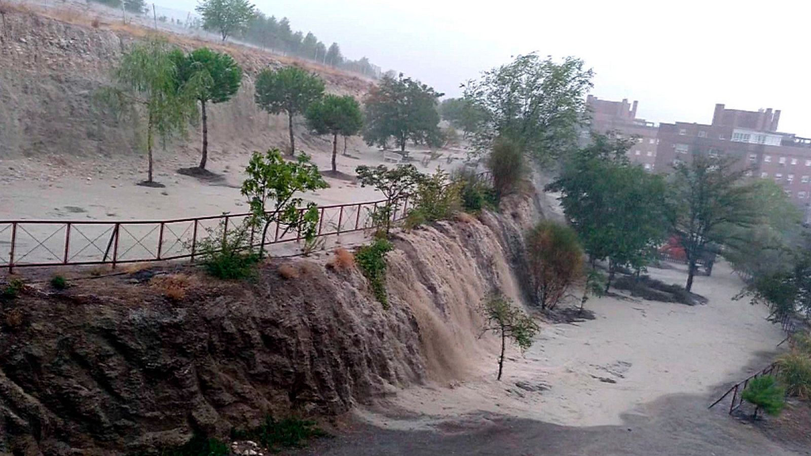 Una fuerte tormenta causa inundaciones y cortes en las carreteras y el metro de Madrid