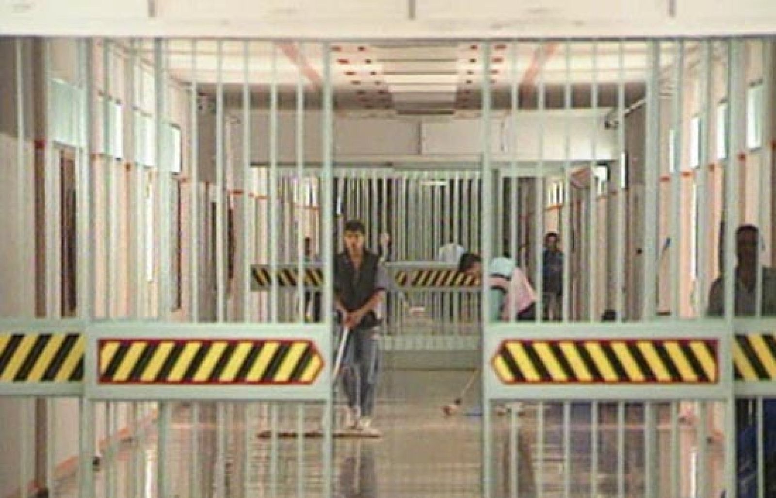 Tres personas, ya detenidas,  iban a enviarle hasta su celda, con un zepelín teledirigido, material de escalada y un equipo de visión nocturan para que pudiera escapar. 