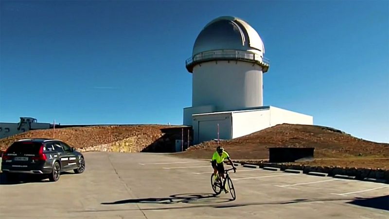 El excorredor y comentarista de TVE asciende el inédito puerto de la provincia de Teruel, que acogerá el final de la quinta etapa de la Vuelta 2019.