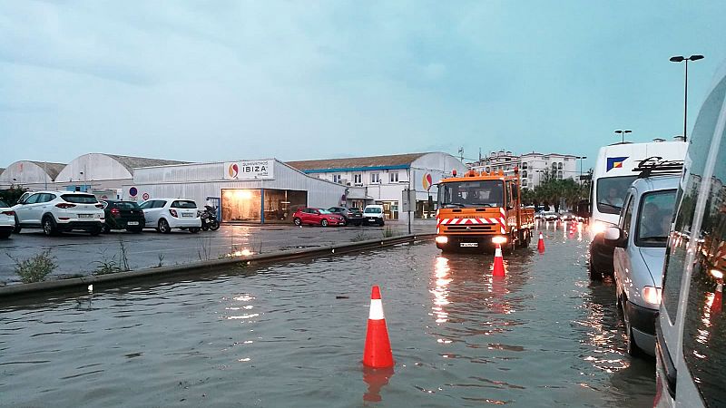 Las lluvias torrenciales dejan destrozos e inundaciones en Baleares, Alicante y Murcia