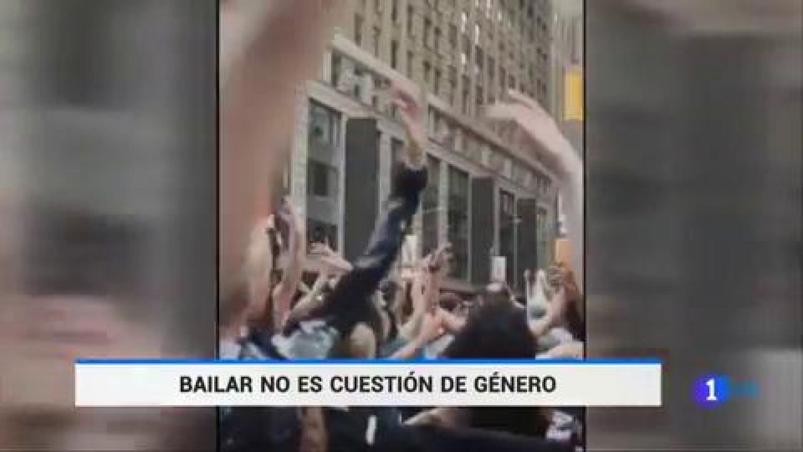 Telediario 1: 300 bailarines de Manhattan bailan para defender las clases de ballet que va a recibir el hijo del príncipe Guillermo de Inglaterra | RTVE Play