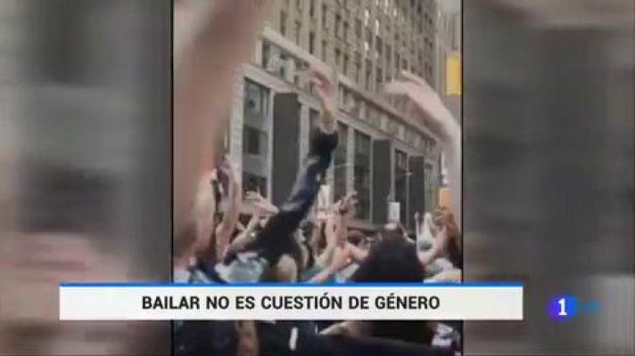 Telediario 1 - 300 bailarines de Manhattan bailan para defender las clases de ballet que va a recibir el hijo del príncipe Guillermo de Inglaterra