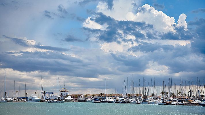 Chubascos y tormentas localmente fuertes en el litoral catalán y Baleares