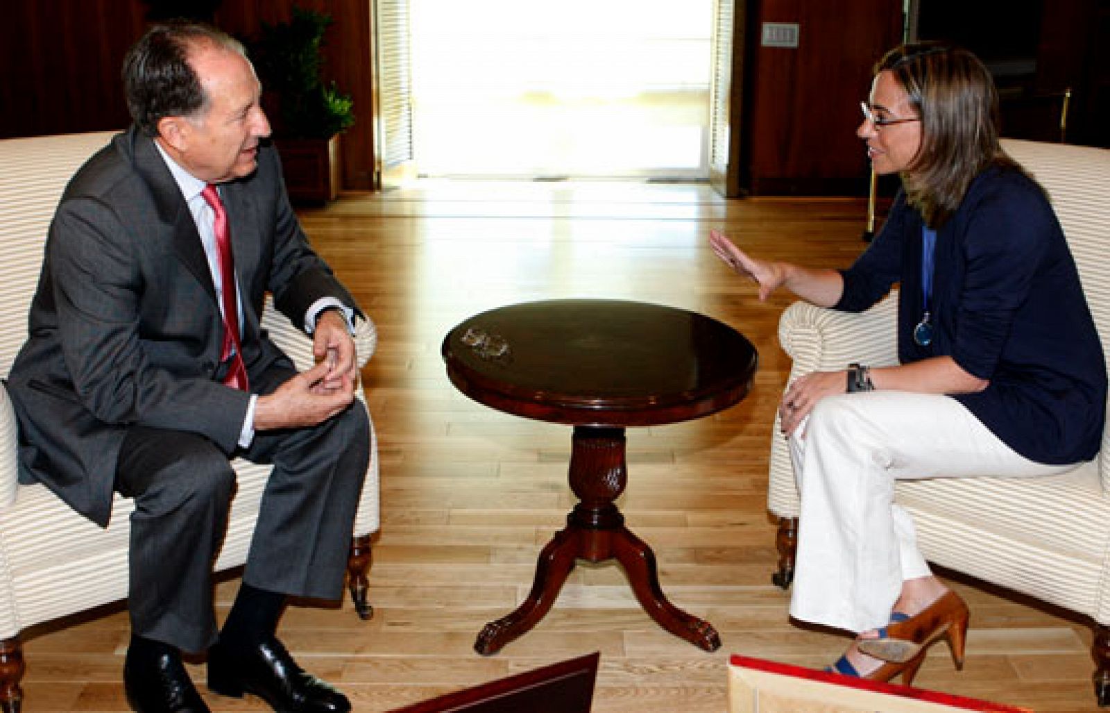 El Gobierno reconoce que la polémica en torno al ex director del CNI estaba perjudicando al centro | Ver