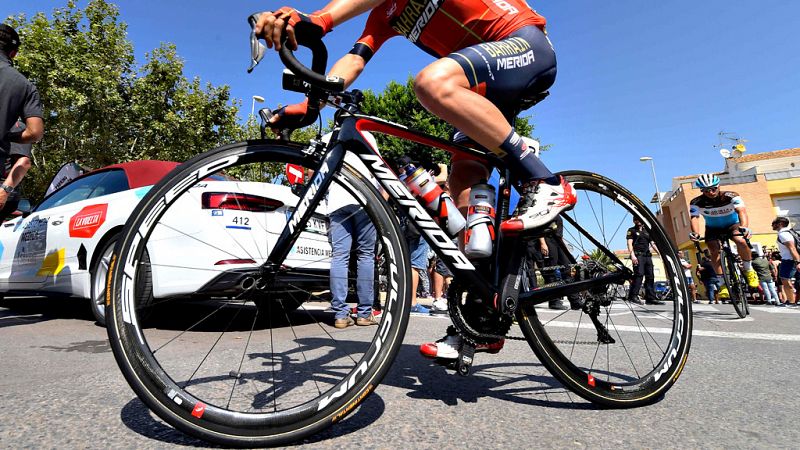 Vuelta 2019 | Así examinan los delegados de la UCI las bicicletas de la Vuelta
