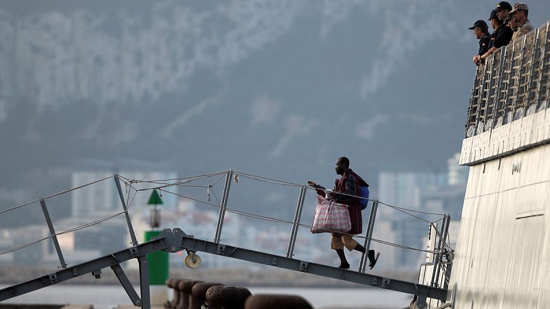 El Audaz llega a San Roque con los migrantes del Open Arms a bordo