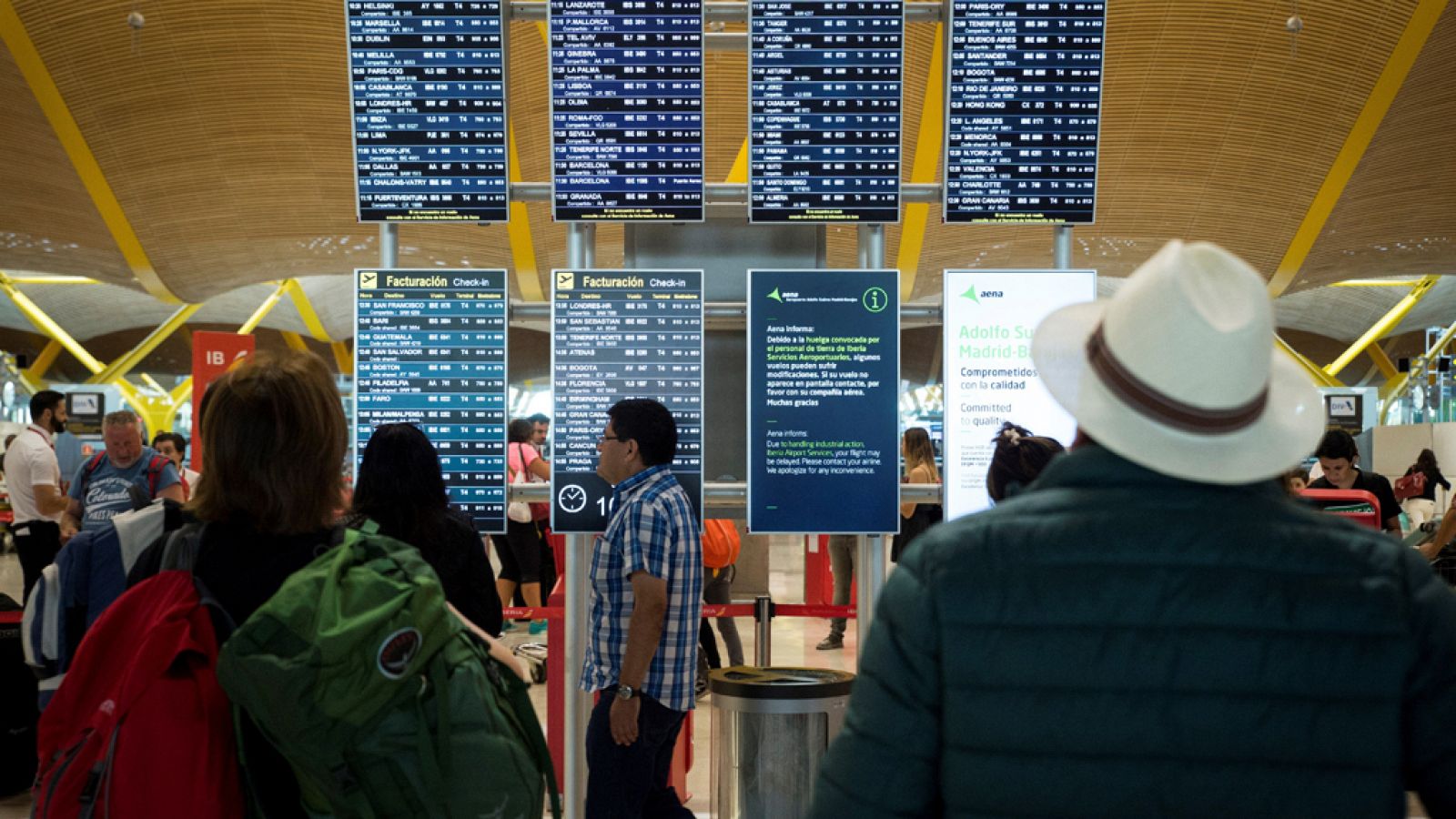 Sin programa: Normalidad en Barajas y El Prat en la segunda jornada de huelga del personal de tierra de Iberia | RTVE Play