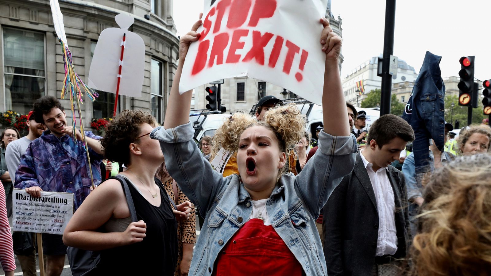Telediario 1: Protestas en Reino Unido contra la decisión de Johnson de cerrar el Parlamento en un momento crucial para el 'Brexit' | RTVE Play